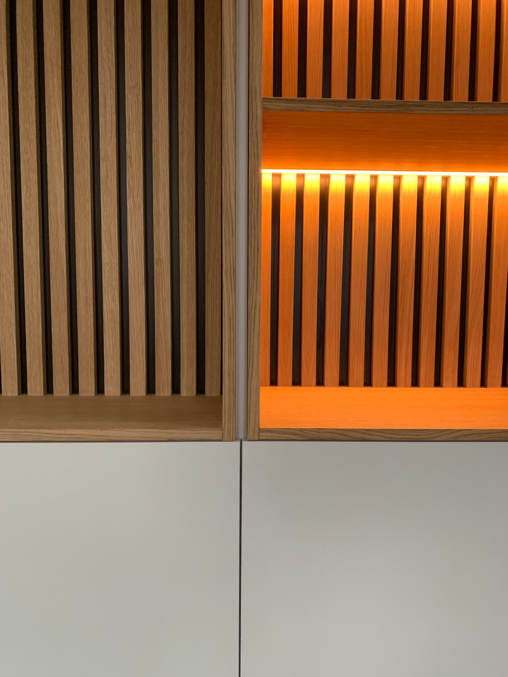 maatkast eik fineer en wit met houten latjes