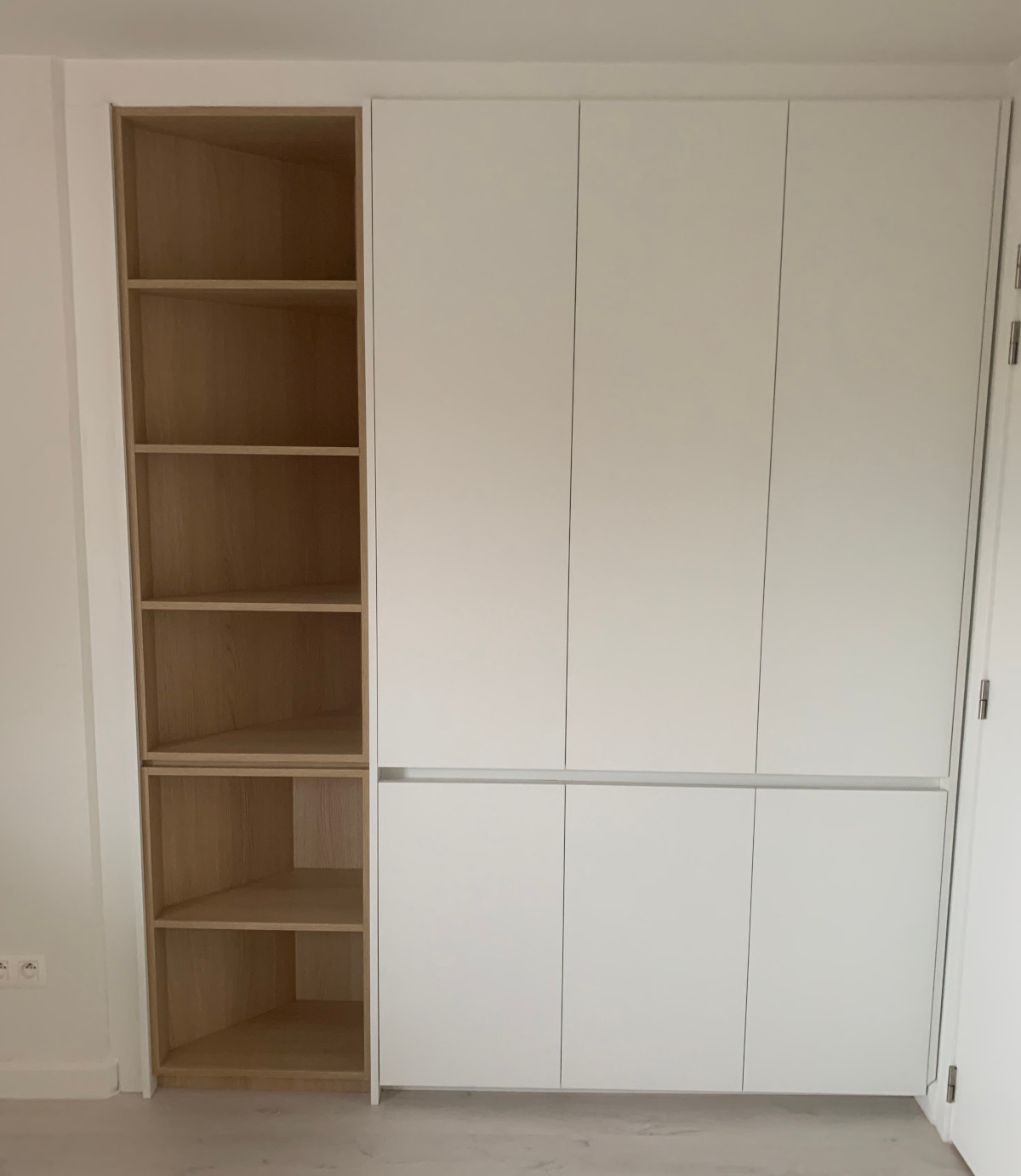 kast slaapkamer wit en eik met schuin stuk voor voorzieningen