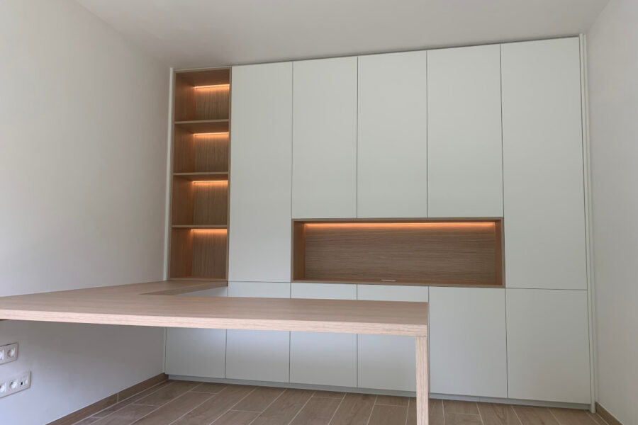 bureau kast met nis ledverlichting en zwevend bureau