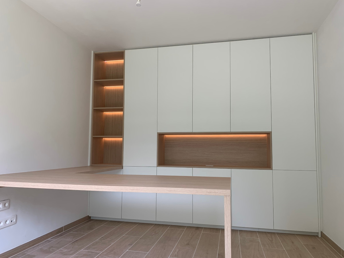 bureau kast met nis ledverlichting en zwevend bureau